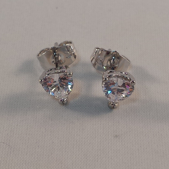 18K White Gold Filled Silver Heart Zircon Diamond Stud Earrings 6mm - Picture 2 of 4